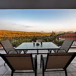 فيلة Gaia Navarino