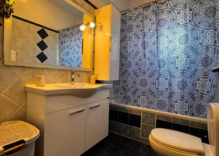 فيلة Gaia Navarino *